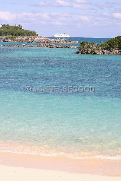 IMG_JE.BE49.JPG - Turtle Bay with Cruise Ship  in background