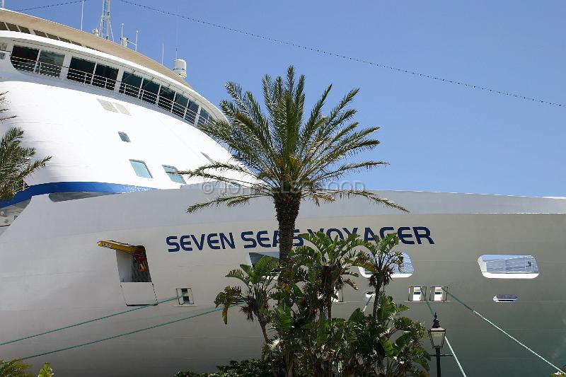 IMG_JE.BO114.jpg - Seven Seas Voyager docked on Front Street, Hamilton