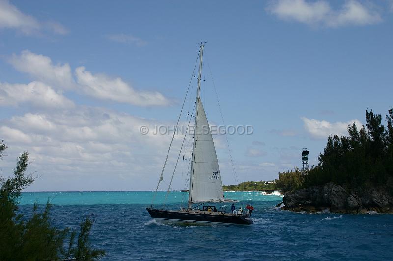 IMG_JE.BO18.JPG - Yacht passing Gates Fort, St. George's, Bermuda