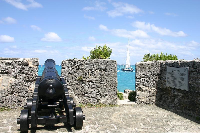 IMG_JE.BO20.JPG - Yacht passing Gates Fort, St. George's, Bermuda
