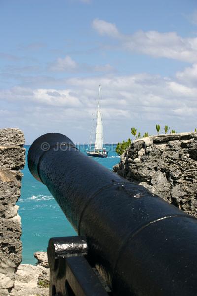 IMG_JE.BO22.JPG - Yacht passing Gates Fort, St. George's, Bermuda