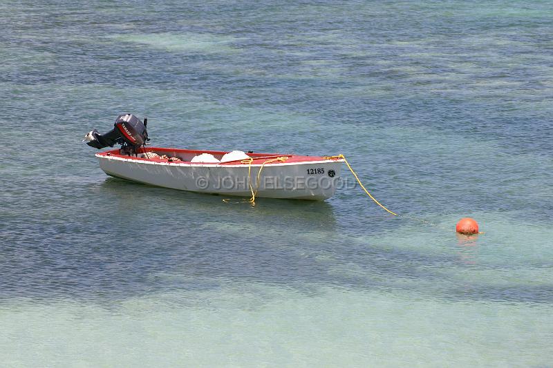 IMG_JE.BO96.jpg - Anchored boat, Bermuda