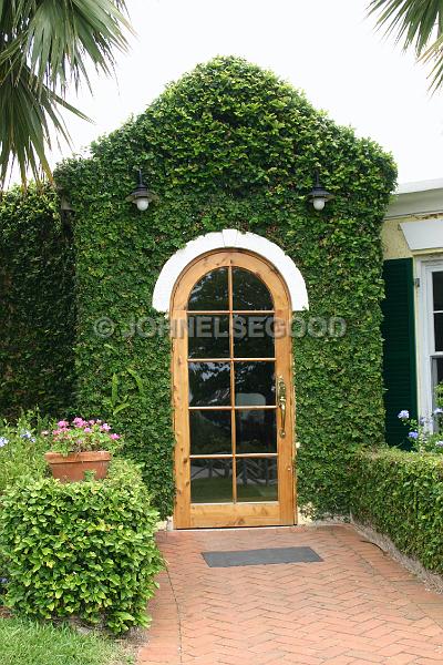 IMG_JE.BG04.JPG - Bermuda Botanical Gardens Ivy covered entrance to Visitor Service Bureau, Shop and restaurant