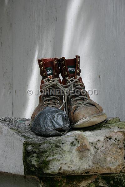 IMG_JE.CON01.JPG - Old working boots on pillar, Cedar Avenue, Hamilton, Bermuda