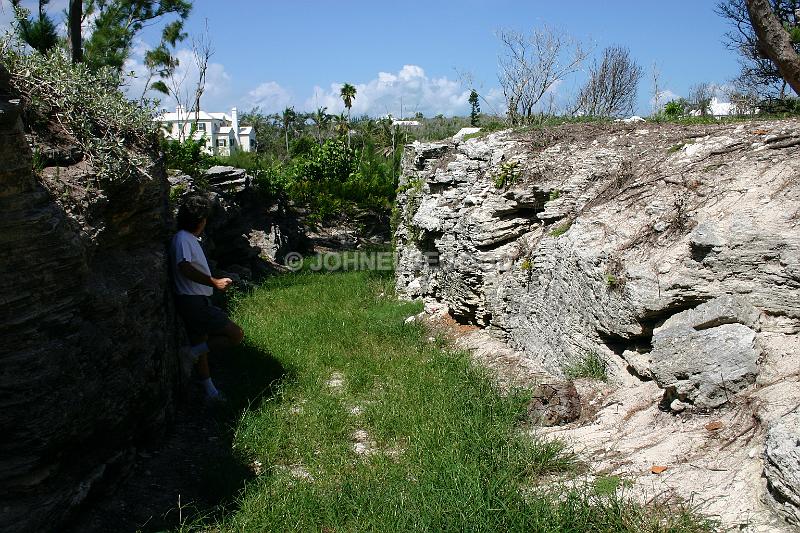 IMG_JE.DEV12.JPG - Entrance to fort at Devonshire Bay Park, Bermuda