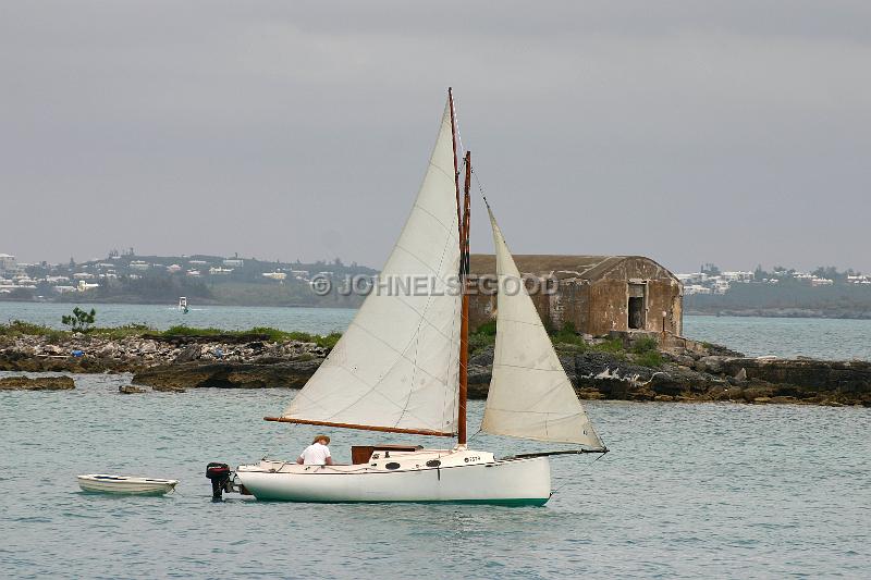 IMG_JE.DOC20.JPG - Small sailboat in Dockyard Harbour, Bermuda