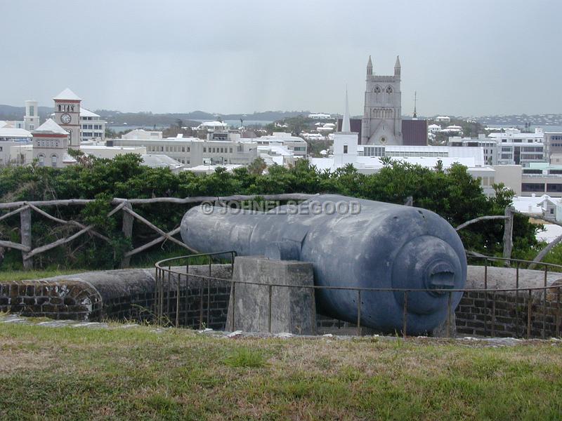 IMG_JE.FHAM07.JPG - Gun, Fort Hamilton, overlooking City of Hamilton, Bermuda
