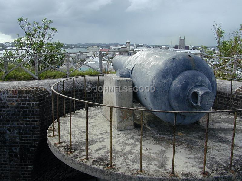 IMG_JE.FHAM08.JPG - Gun, Fort Hamilton, overlooking City of Hamilton, Bermuda