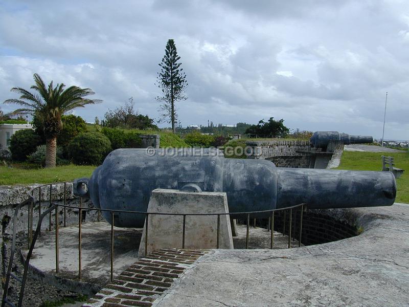 IMG_JE.FHAM12.JPG - Guns, Fort Hamilton, Bermuda