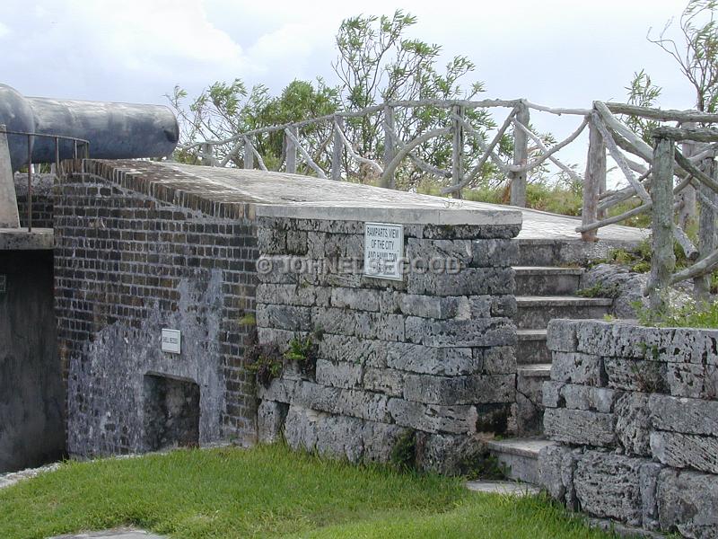 IMG_JE.FHAM14.JPG - Rampart and gun, Fort Hamilton, Bermuda