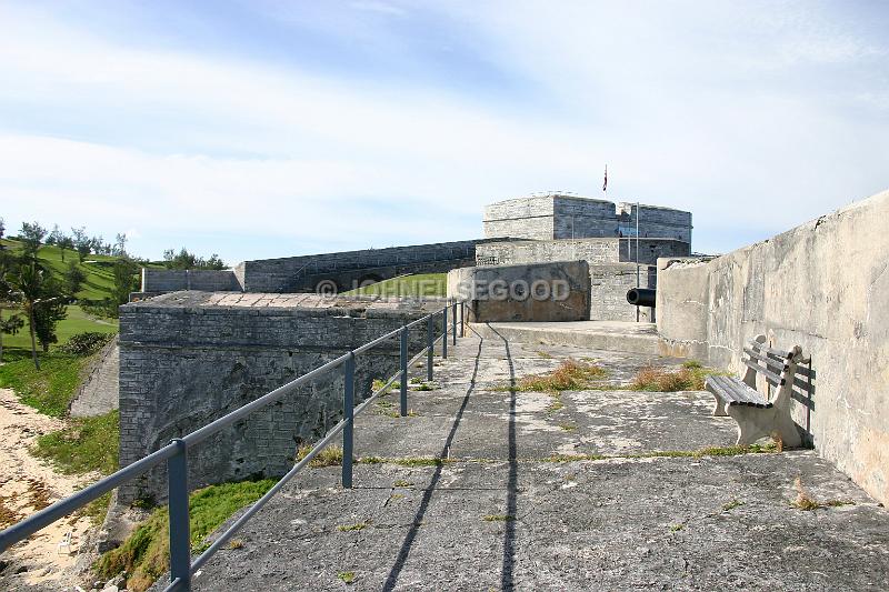 IMG_JE.FTSTC05.JPG - Battlements and gun, Fort St, Catherine, St. George's, Bermuda