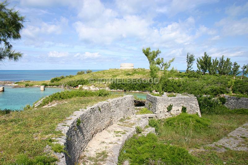 IMG_JE.MON34.JPG - Martell'o Tower from Fort ruins, Ferry Point Park, Bermuda