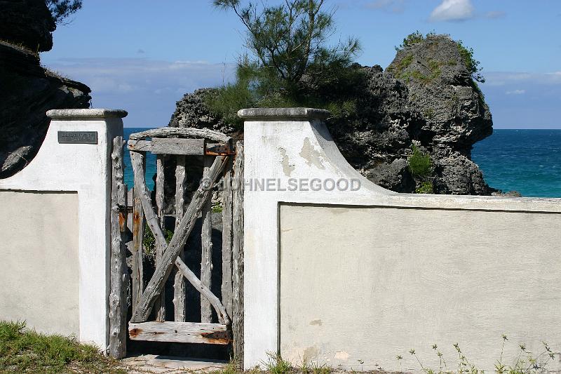 IMG_JE.GA20.JPG - Rustic Cedar gate, North Shore Road, Bermuda