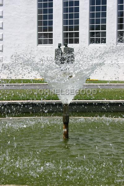 IMG_JE.HAM147.JPG - Sculpture and fountain, City Hall, Hamilton, Bermuda