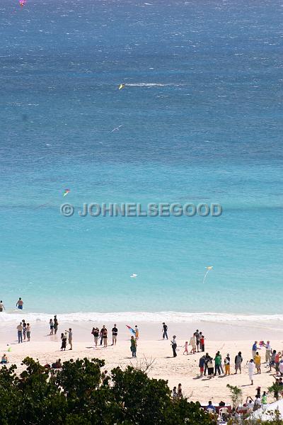 IMG_JE.KI03.JPG - Kite flying at Easter, Horseshoe Beach, South Shore, Bermuda