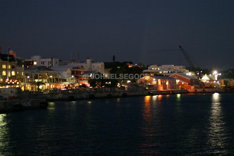 IMG_JE.SUN06.JPG - Lights of Hamilton from harbour, Bermuda