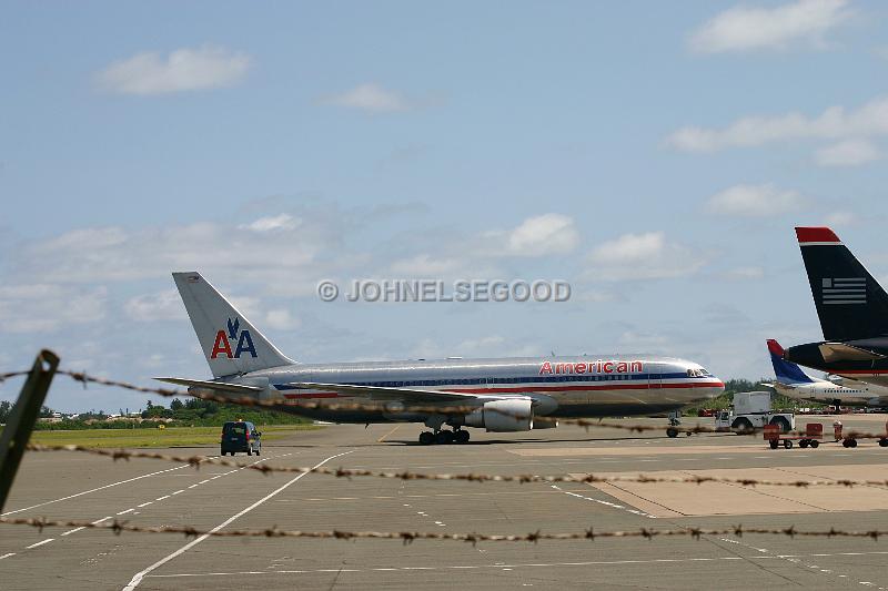 IMG_JE.AI04.JPG - American Airlines appoaching terminal, Bermuda