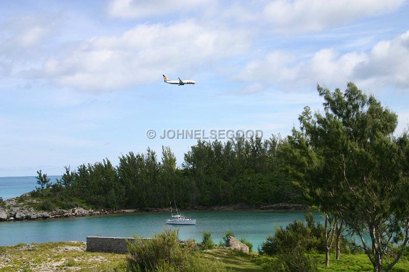 IMG_JE.AI13.JPG - Airplane on approach to Landing, Ferry Reach, Bermuda