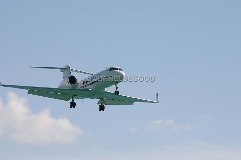 IMG_JE.AI16.JPG - Corporate jet coming into land