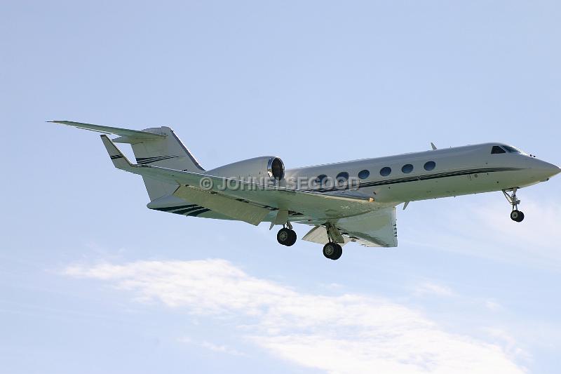 IMG_JE.AI17.JPG - Corporate jet coming into land, Bermuda International Airport