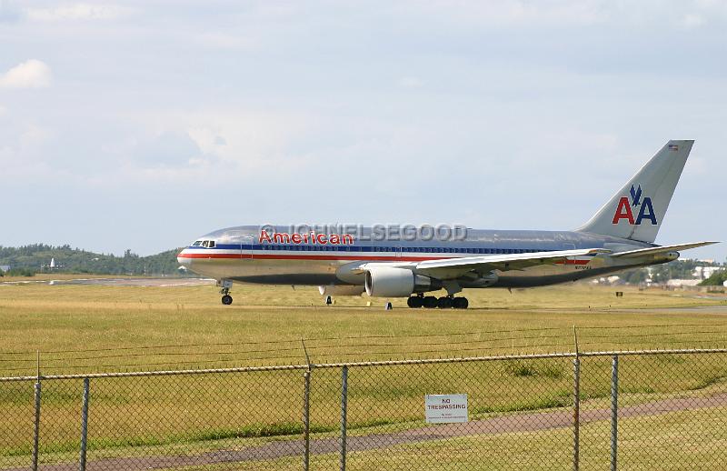 IMG_JE.AI20.JPG - American Airlines on Runway in Bermuda