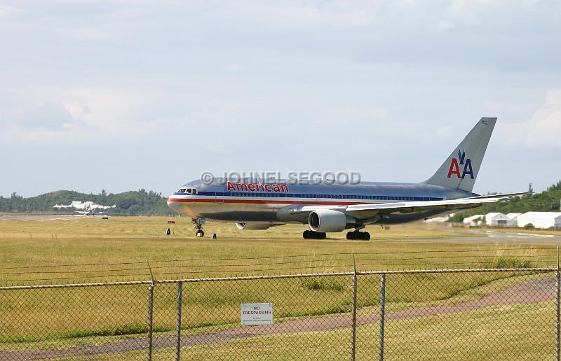 IMG_JE.AI21.JPG - American Airlines on Runway in Bermuda