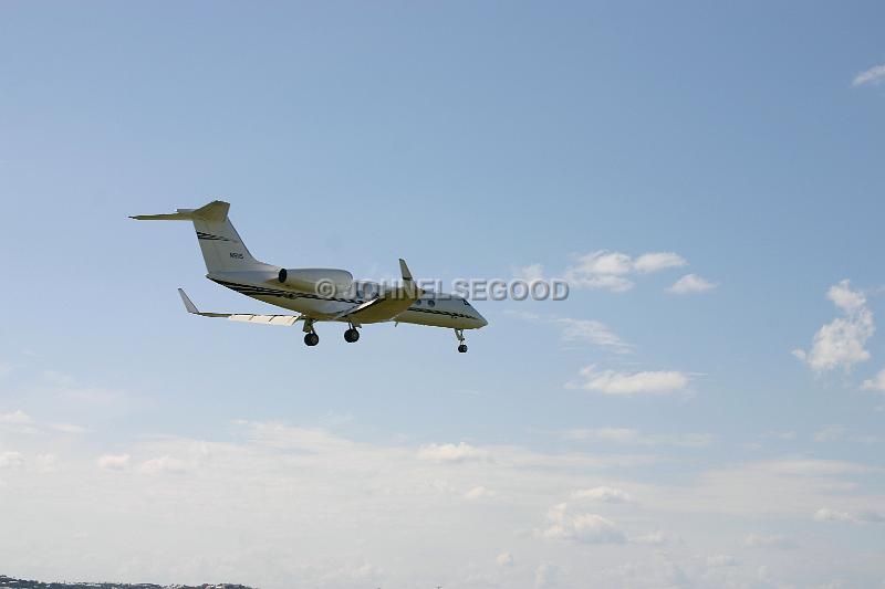 IMG_JE.AI22.JPG - Corporate jet coming into land, Bermuda International Airport