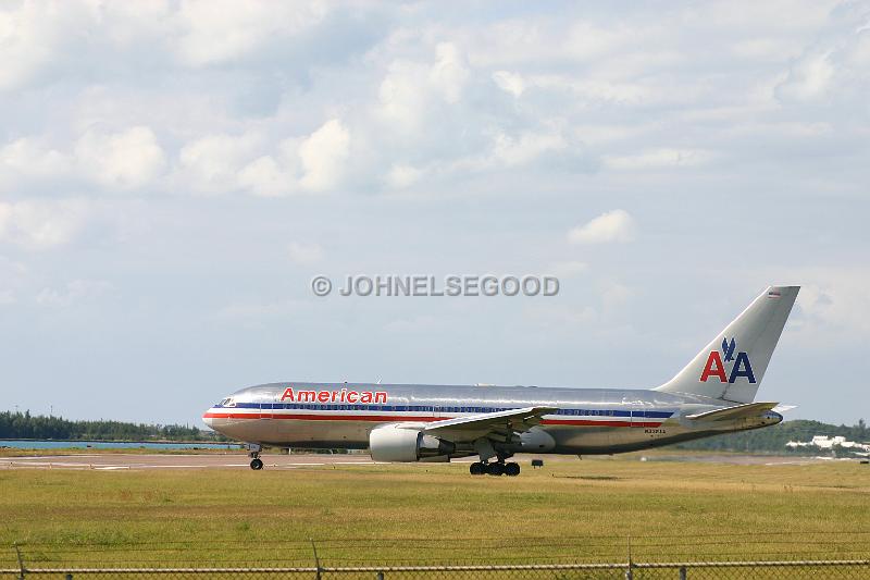 IMG_JE.AI23.JPG - American Airlines on Runway in Bermuda