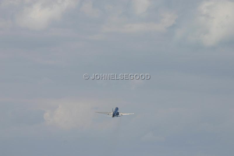 IMG_JE.AI25.JPG - Take off, American Airliner, Bermuda