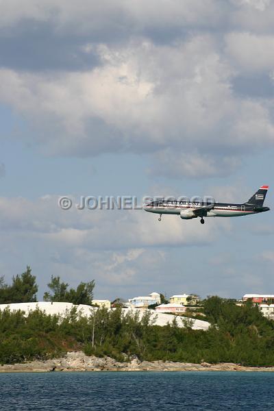 IMG_JE.AI30.JPG - US Air on final approach, Bermuda International Airport