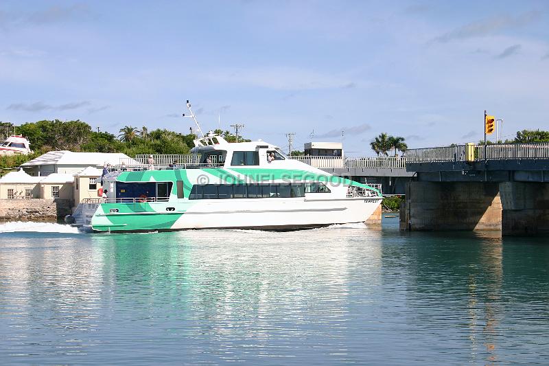 IMG_JE.FE06.JPG - Fast Ferry Tempest, Ferry Reach swing bridge, St. George's, Bermuda