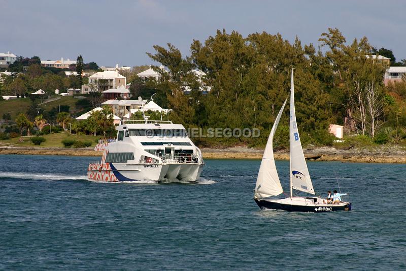 IMG_JE.FE62.jpg - Fast Ferry Venturilla in Hamilton Harbour, Bermuda