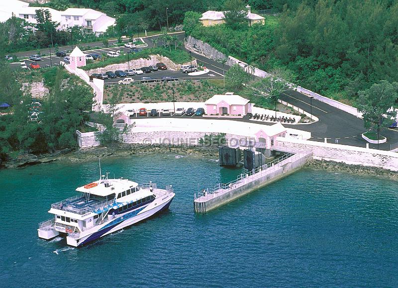 IMG_JE.FE74.jpg - Fast Ferry Resolute approaching Rockaway, Bermuda