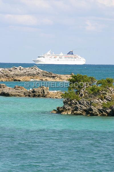 IMG_JE.WAT5.JPG - Cruise Ship in Bermuda waters